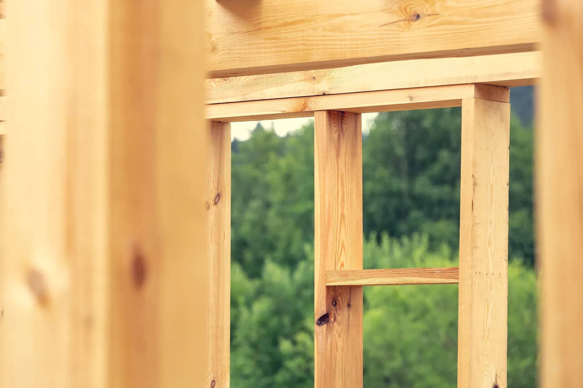 Hus under uppbyggnad med träbjälkar med grunt skärpedjup