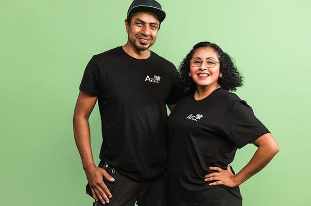 Ägarna till Golvfirman AGV Golv poserar framför grön bakgrund