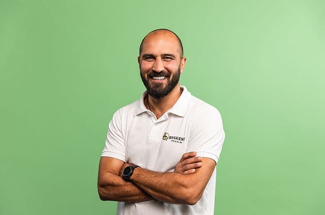 Ägaren till Byggest AB står framför grön bakgrund